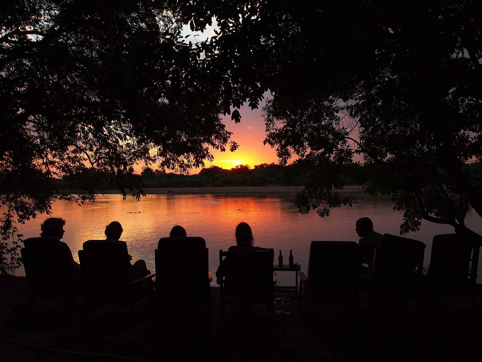 Luambe Camp: Ein entspannter Sundowner am Fluss Luambe Camp: Ein entspannter Sundowner am Fluss