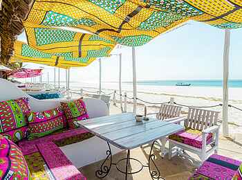Nomad Beach Resort: Farbenfrohe Strandbar Nomad Beach Resort: Farbenfrohe Strandbar