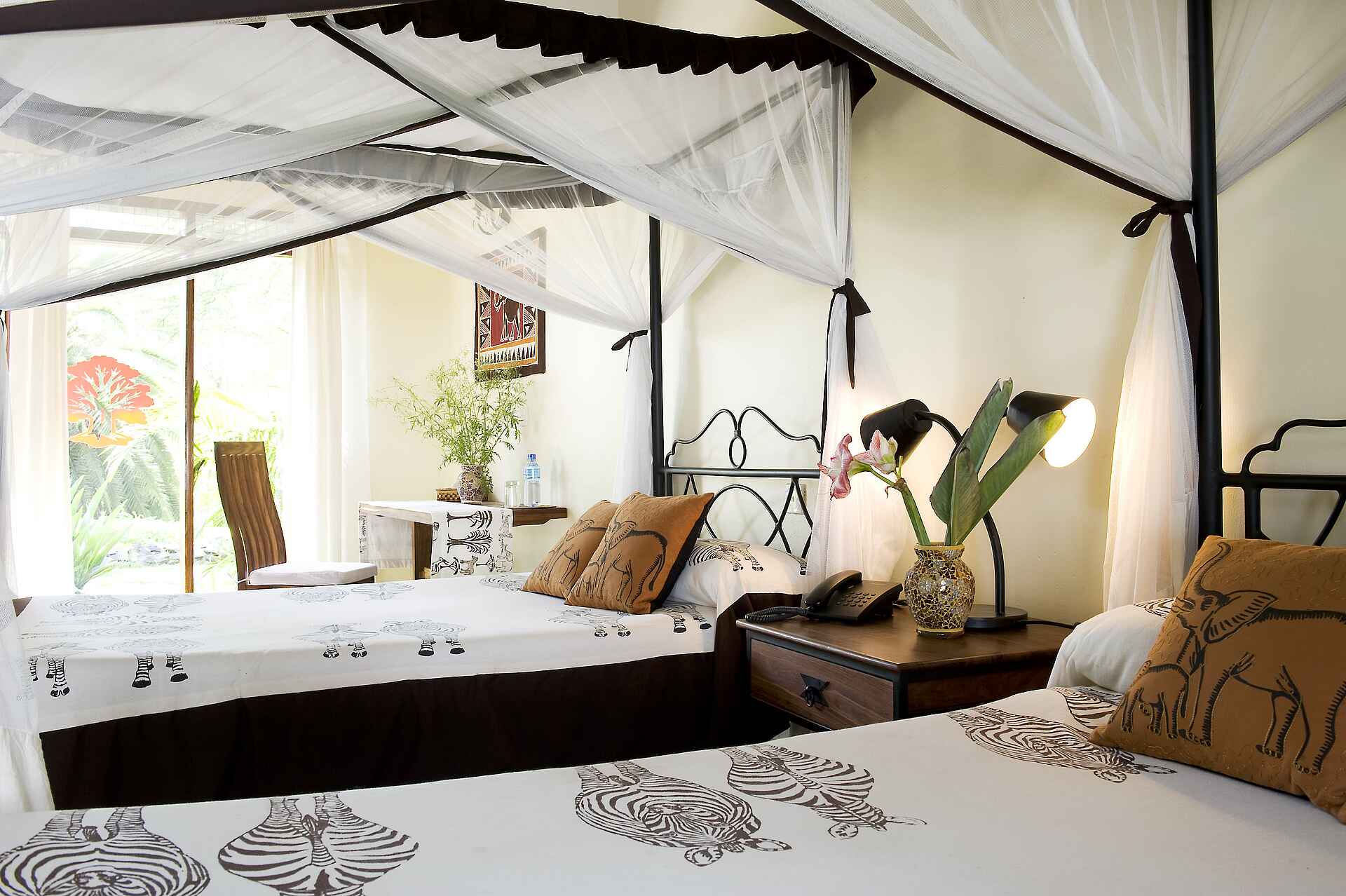 Arusha, Olasiti Lodge, Tanganyika Wilderness, Bett, Gästezimmer, Moskitonetz, Afrikarma, Afrikarma Safaris, Afrikarma Safaris - Wildnis. Hautnah., Afrikarma.de