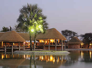 Onguma Bush Camp: Beleuchtete Chalets