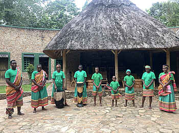Primate Lodge Kibale: Tänzer in traditioneller Kleidung