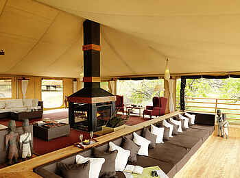 Serengeti Bushtops: Main Lounge mit Kaminfeuer
