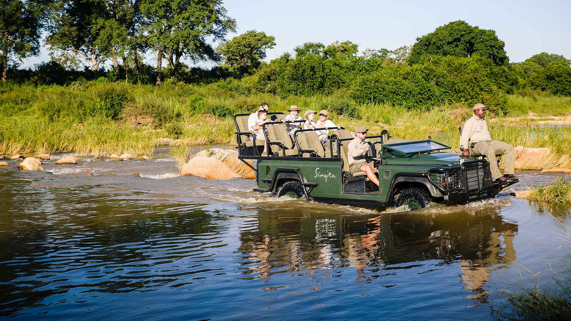 Singita Boulders Lodge: Pirschfahrt durchs Wasser