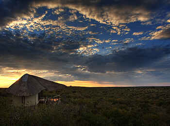 Tau Pan Camp: Sonnenaufgang über einem Chalet