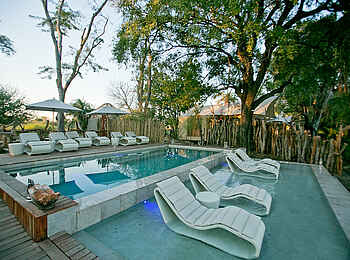 Thorntree River Lodge: Pool mit Liegestühlen Thorntree River Lodge: Pool mit Liegestühlen