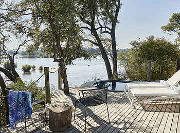 Victoria Falls River Lodge: Die Veranda des Luxury Zelts