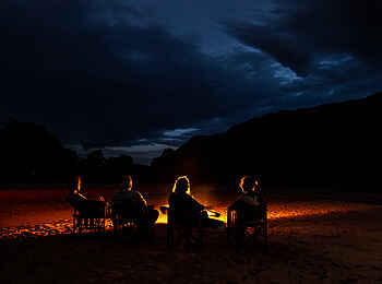 Wayo Manyara Green Camp: Feuerstelle bei Nacht