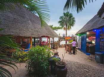 2 Friends Beach Hotel: Innenhof