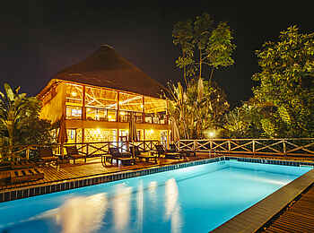 Five Volcanoes Boutique Hotel: Pool und Hauptgebäude