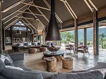 Kariega Settlers Drift Lodge: Lounge mit offener Feuerstelle