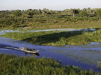 Kwetsani Camp: Schnellboot durch die Deltakanäle Kwetsani Camp: Schnellboot durch die Deltakanäle
