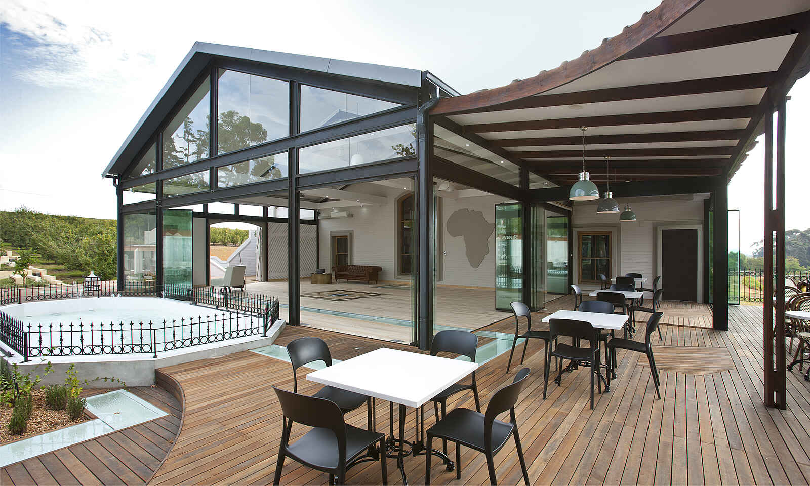 L'Avenir Country Lodge: Außendeck mit Tischen und Stühlen L'Avenir Country Lodge: Außendeck mit Tischen und Stühlen