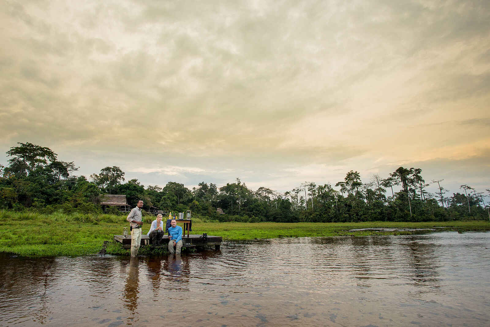 Lango Camp: Ein Sundowner am Fluss Lango Camp: Ein Sundowner am Fluss