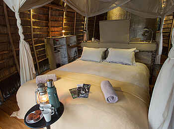 Ngaga Camp: Gästebett im Baumhaus