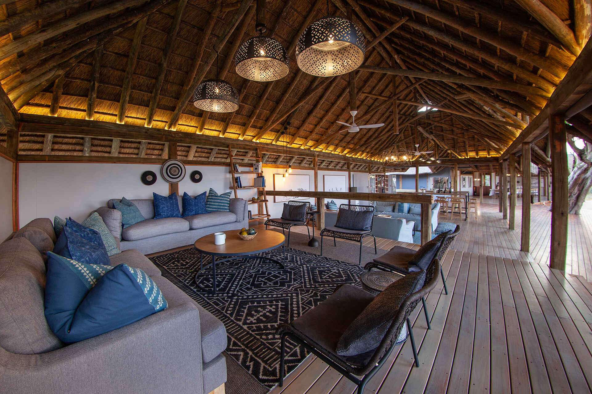 Botswana, Kwando Safaris, Okavango Delta, Safari, Afrikarma, Afrikarma Safaris, Afrikarma Safaris - Wildnis. Hautnah, Afrikarma.de, Kwando Splash, NG20, Okawango-Delta, Hauptgebäude, Sitzgruppe, Sofa