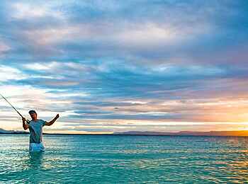 Time + Tide Miavana: Angeln im Sonnenuntergang
