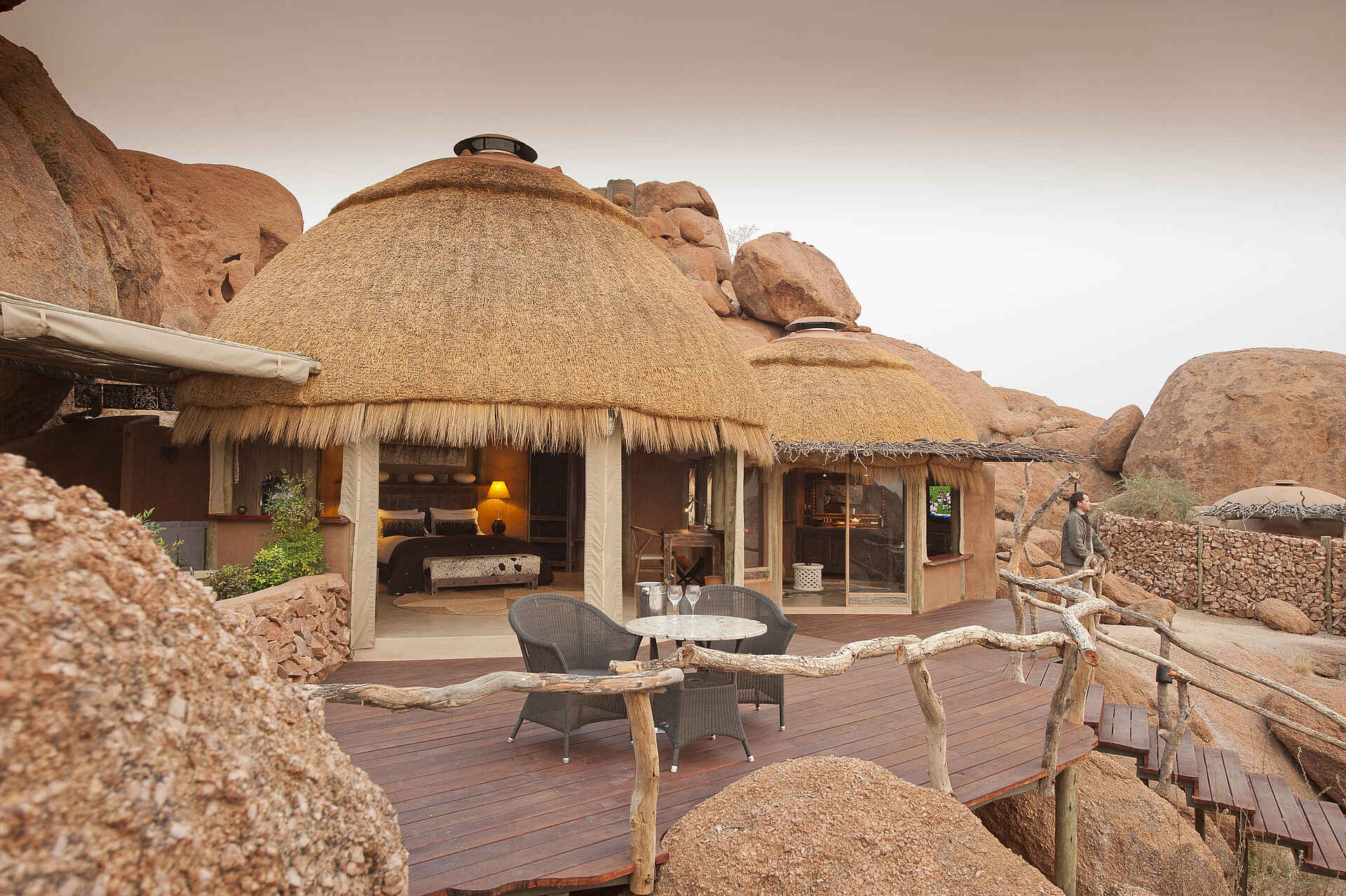 Brandberg, Camp Kipwe, Damaraland, Felsen, Granit, Gästechalet, Strohdach, Veranda, Afrikarma, Afrikarma.de, Afrikarma Safaris