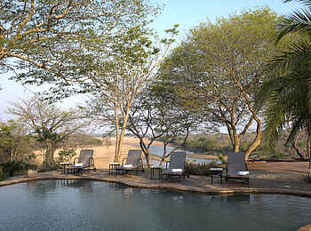 Chilo Gorge Safari Lodge: Swimming Pool mit Liegestühlen Chilo Gorge Safari Lodge: Swimming Pool mit Liegestühlen