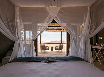 Damaraland Camp: Gästebungalow Blick hinaus