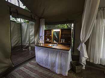 John's Camp: Waschtisch und Eimerdusche