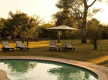 Kasaka River Lodge: Swimmingpool im Garten Kasaka River Lodge: Swimmingpool im Garten