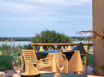 Lenyebi River Lodge: Die Restaurant Terrasse Lenyebi River Lodge: Die Restaurant Terrasse