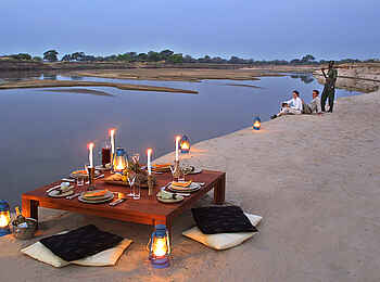 Luangwa River Camp: Dinner am Flussufer Luangwa River Camp: Dinner am Flussufer
