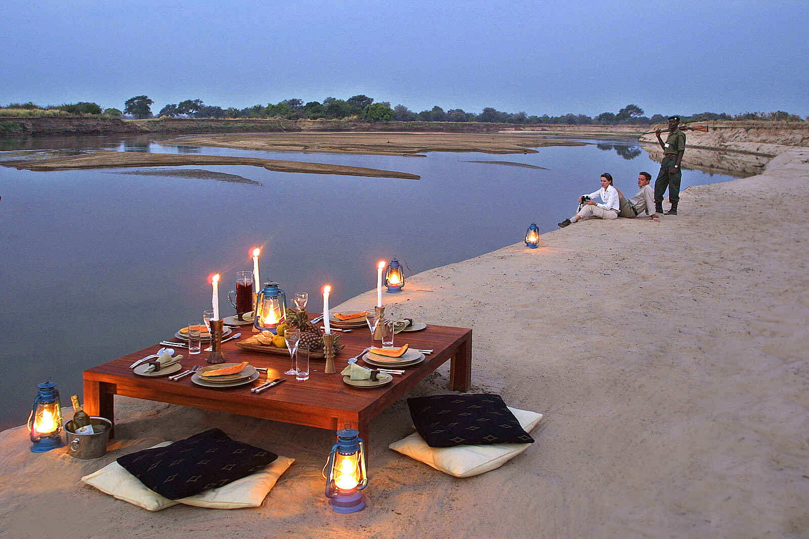 Luangwa River Camp: Dinner am Flussufer Luangwa River Camp: Dinner am Flussufer