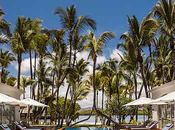 One and Only Le Saint Gerant: Liegen am Pool