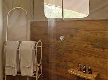 Sayari Camp: Family Tent - Dusche
