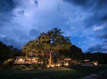 Shawa Luangwa Camp: Boma am Abend Shawa Luangwa Camp: Boma am Abend