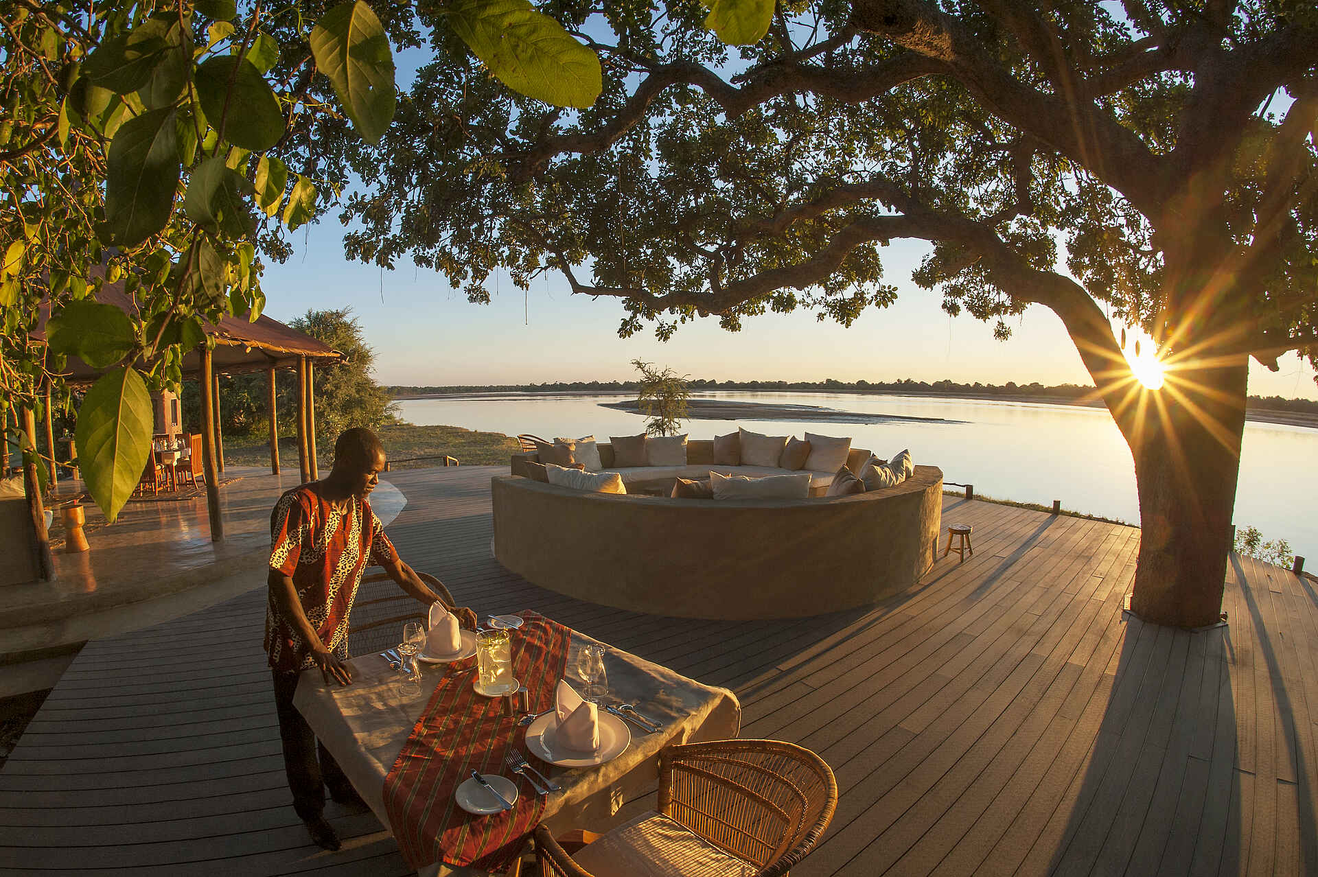 Kafunta Safaris, Kapamba River, Luangwa River, Lusangazi River, Sambia, South Luangwa, Three Rivers Camp, Abend, Abendessen, Dinner, Fluss, Flussufer, Sonnenuntergang, Terrasse, Afrikarma, Afrikarma Safaris, Afrikarma Safaris – Wildnis. Hautnah., afrikarma.de, South Luangwa National Park