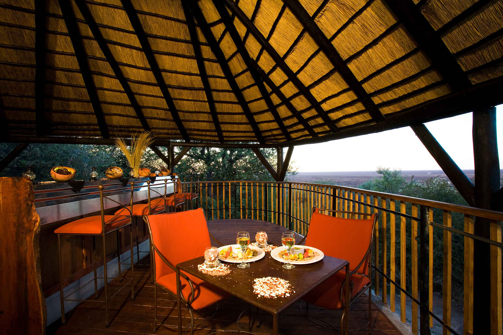 Waterberg Restcamp: Restauranttisch Namibia, Namibia Wildlife Resorts, Otjiwarongo, Waterberg Camp, Waterberg Plateau, Ambient, Aussenanlage, Einrichtung, Esstisch, Natur, Stimmung, Afrikarma, Afrikarma Safaris, Afrikarma Safaris - Wildnis. Hautnah., afrikarma.de