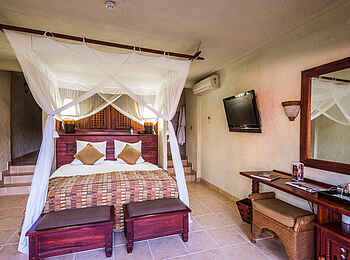 David Livingstone Safari Lodge: Doppelbett mit TV David Livingstone Safari Lodge: Doppelbett mit TV