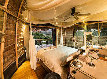 Ngaga Camp: Blick durch die Gästeunterkunft auf die Veranda