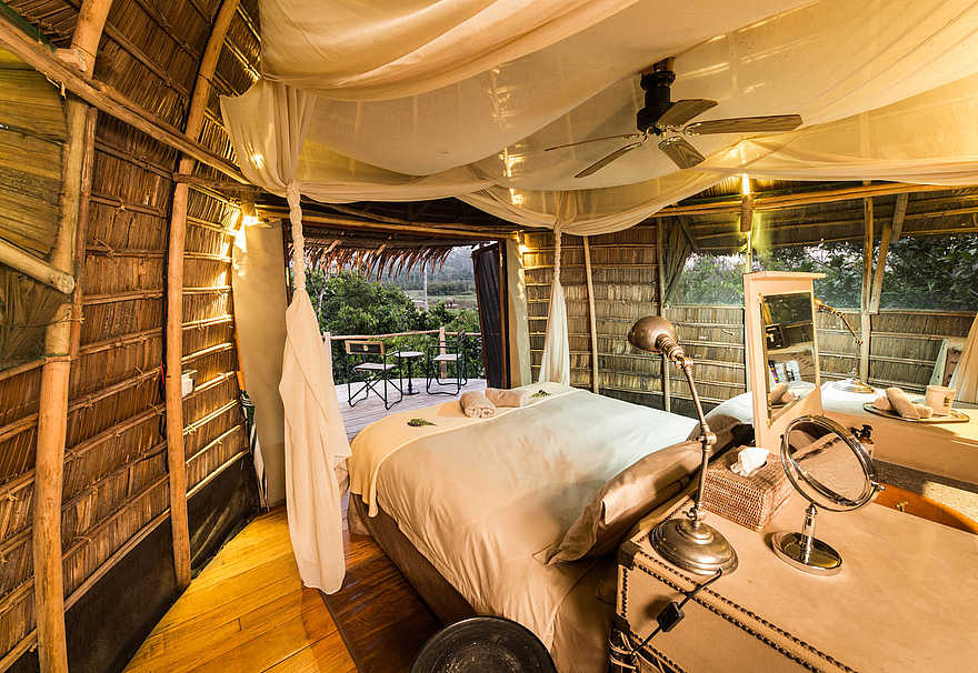 Ngaga Camp: Blick durch die Gästeunterkunft auf die Veranda Ngaga Camp: Blick durch die Gästeunterkunft auf die Veranda