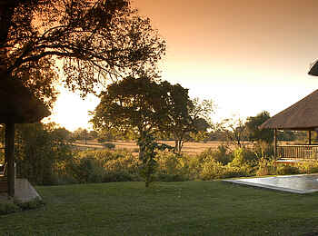 Sabi Sabi Bush Lodge: Garten mit Zierpool Sabi Sabi Bush Lodge: Garten mit Zierpool