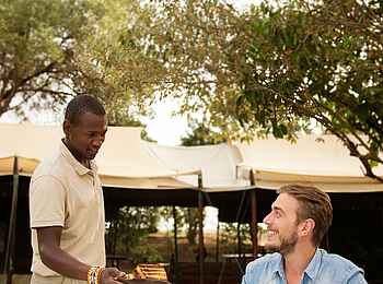 Serian Nkorombo: Das Frühstück wird serviert