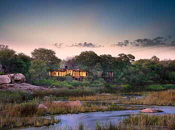 Tengile River Lodge: Lage der Lodge am Sand River