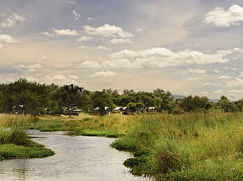 Anabezi Luxury Tented Camp: Blick vom Sambesi zum Camp