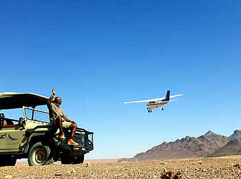 andBeyond Sossusvlei Desert Lodge: Ankunft mit dem Flugzeug andBeyond Sossusvlei Desert Lodge: Ankunft mit dem Flugzeug