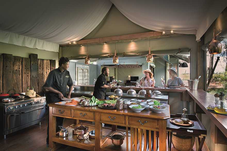 Duba Plains Camp: Küchenchef bei der Arbeit Duba Plains Camp: Küchenchef bei der Arbeit
