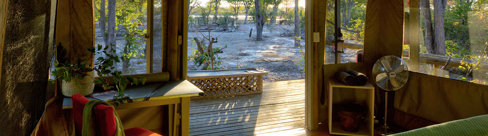 Elephant Pan Camp: Blick aus einem der Zelte Elephant Pan Camp: Blick aus einem der Zelte