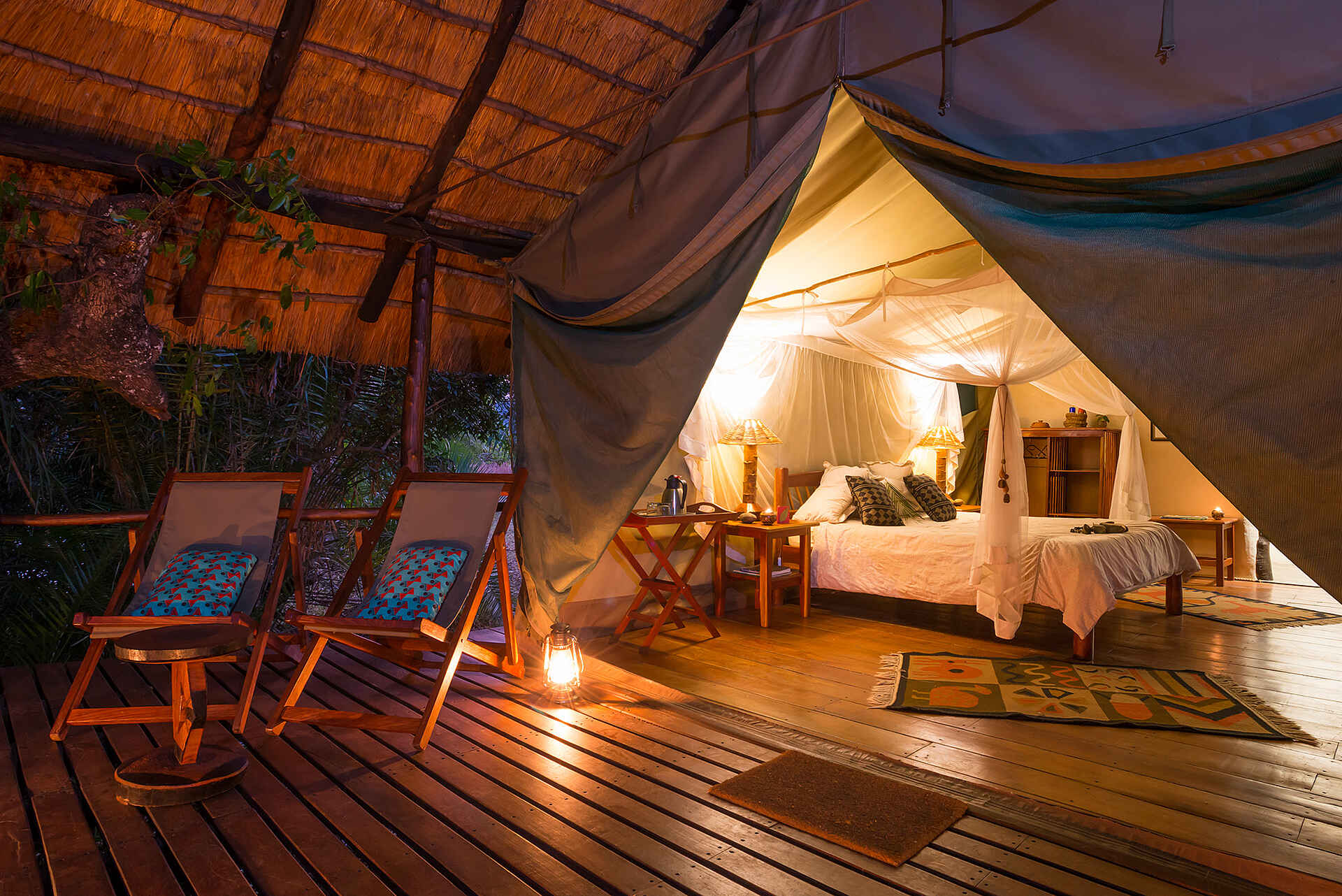 Accommodation, Deck, Kafue National Park, Kafue River, KaingU Safari Lodge, Deck Chair, Doppelbett, Moskitonetz, Teppich, Veranda, Afrikarma, Afrikarma Safaris, Afrikarma Safaris - Wildnis Hautnah, Afrikarma.de, Gil Bauer, Rick Schulz, Julia Bauer, Lynda Schulz