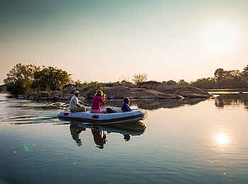 KaingU Safari Lodge: Fahrt im Schlauchboot