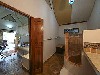 Kinasi Lodge: Angrenzendes Bad im Swahili Bungalow Kinasi Lodge: Angrenzendes Bad im Swahili Bungalow