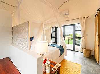 Lenyebi River Lodge: Blick aus dem Doppelzimmer Lenyebi River Lodge: Blick aus dem Doppelzimmer