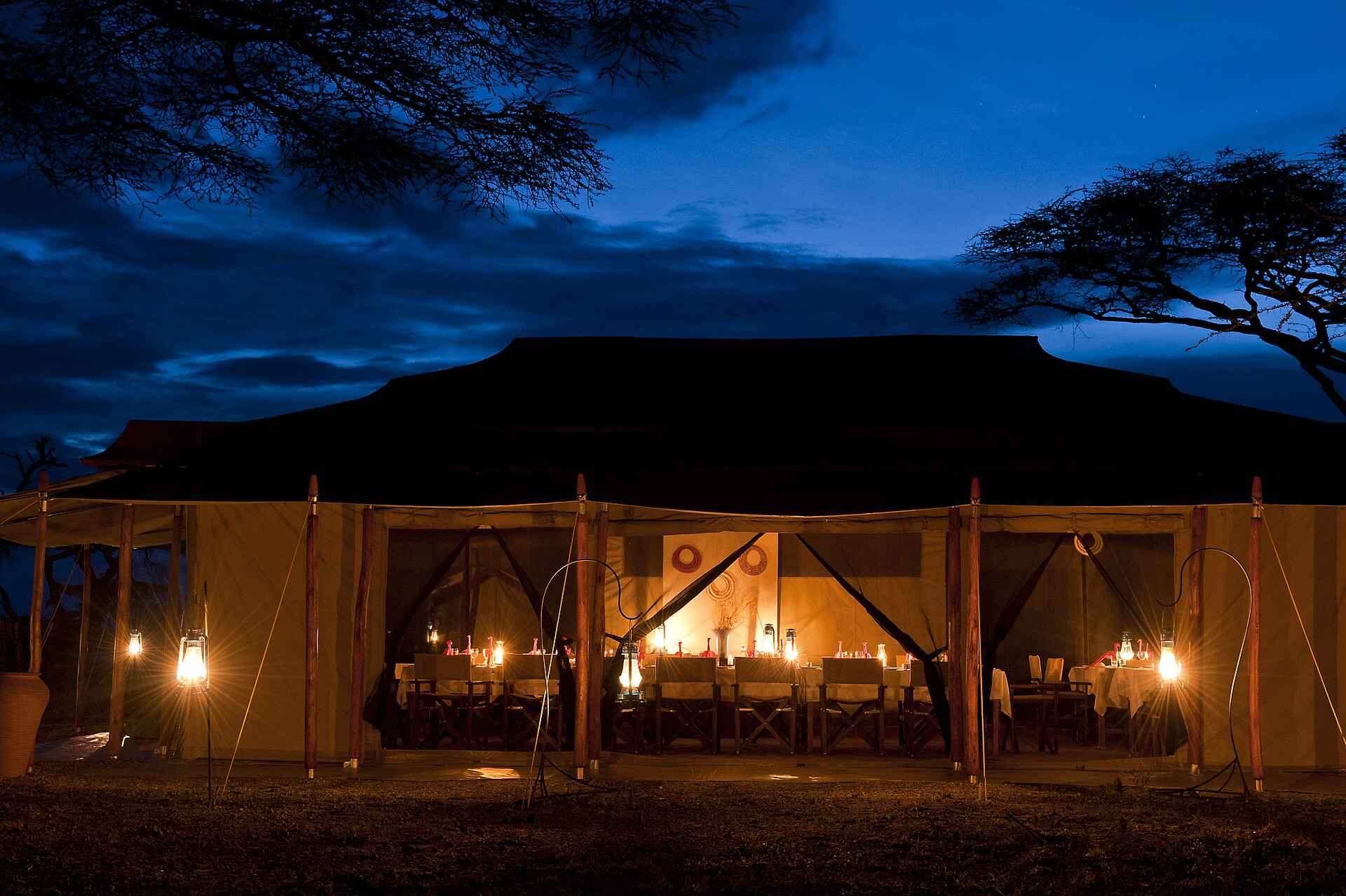 Ndutu Kati Kati Tented Camp: Nachtsicht auf das Speisezelt ndutu kati kati tented camp, serengeti nationalpark, tanganyika wilderness camps, nachtsicht, speisezelt, afrikarma, afrikarma safaris, afrikarma safaris - wildnis. hautnah., afrikarma.de