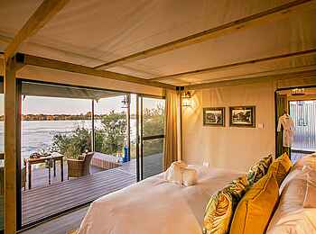 Old Drift Lodge: Doppelbett mit Blick auf den Sambesi Old Drift Lodge: Doppelbett mit Blick auf den Sambesi