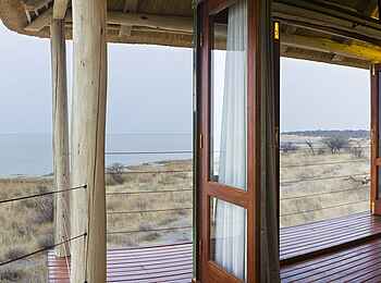 Onkoshi Camp: Blick aus einem Gästechalet hinaus in die Etoshapfanne